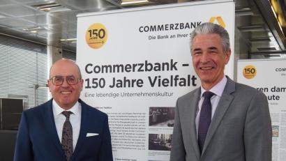 Bild: Bühner
Commerzbank-Niederlassungsleiter Weiden Sebastian Hackl (rechts) Niederlassungsleiter Firmenkunden Horst 
Schmidt freuen sich über gute Geschäftszahlen, sehen aber auch aktuelle Risiken