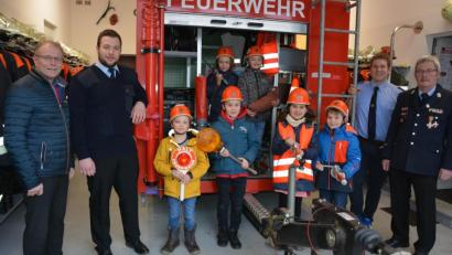Bild: jr
Bürgermeister Max Bindl und Vorsitzender Andreas Häckl (von links) sowie Kreisbrandmeister Albert Fröhlich und Kommandant Markus Stock (von rechts) hießen die Mitglieder der neugegründeten Kinderfeuerwehr Neudorf-Rosenbühl willkommen.