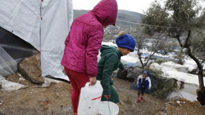 Bild: SOS-Kinderdörfer/Moutafis
Kinder beim Wasser holen im Flüchtlingscamp Moria auf Lesbos. Angesichts der Zustände in Griechenland appellieren die SOS-Kinderdörfer an die EU: "Wir müssen die Flüchtlingskinder jetzt aus der Gefahrenzone holen! Ein Flüchtlingscamp ist kein passender Ort für ein Kind."