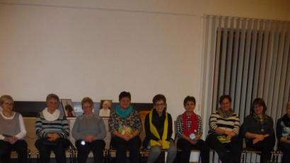 Bild: exb
Frauen versammelten sich in einem großen Stuhlkreis rund um die Mitte, welche Bezug auf das Partnerland Simbabwe nahm.