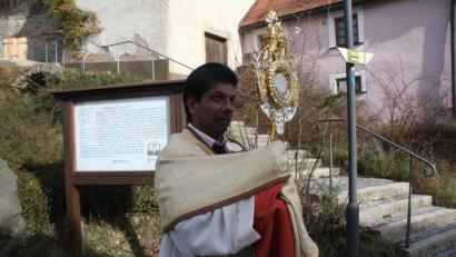 Bild: wro
Pater Charles John steht am Fuß der Burg, um für den Ort Falkenberg und seine Bewohner Schutz vor der sich ausbreitenden Corona-Krankheit zu erbitten.