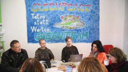 Bild: Gabi Schönberger
Anstatt der geplanten "Fridays for Future"-Demo treffen sich die Klimaaktivisten im Greenpeacebüro zu einer Besprechung.