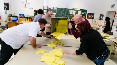 Bild:  Hösamer
Mit der Auszählung der Bürgermeister-Stimmzettel begann für die Wahlhelfer der Auszähl-Marathon. Die Kreistags-Stimmzettel wurden großteils erst am Montag ausgewertet.