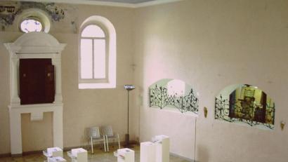 Bild: Dieter Dörner
Die nach orthodoxem Ritus erbaute Synagoge in Schnaittach (Landkreis Nürnberger Land) ist heute eine Museumssynagoge. Rechts sind die Mauerdurchbrüche zur Frauenschule zu erkennen.