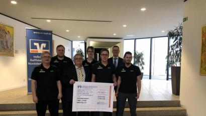 Bild: exb
Über die Crowdfunding-Plattform der Volksbank Raiffeisenbank Nordoberpfalz wird die Anschaffung einer elektronischen Schießanlage des Schützenvereins 1963 „Linda“ Mähring e.V. unterstützt. Im Bild (vorne von links) Dieter Beer, Herbert Gmeiner, Erster Schützenmeister Martin Riedl und Martin Freundl sowie (hinten von links) Michael Riedl, Cordula Müller und Regionalmarktleiter Helmut Wolfrum.