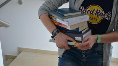 Bild: wpt
Das Coronavirus löst in Weiden einen Ansturm auf Bücher aus: Menschen hamstern in der Regionalbibliothek.