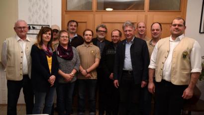 Bild: gbj
Neuwahlen beim OWV Beidl (von links): zweiter Vorsitzender und Fotowart Alois Bauer, Kassenprüferin Claudia Pschierer, Markierungswart Thomas Senfft, Kassenprüferin Helga Mark, Vogelwart Armin Kellermann, Schriftführer Johannes Wein, Hauptvorsitzender Armin Meßner, Pfarrer Thomas Thiermann, Bürgermeister Lothar Müller, Wanderwart Stefan Franz, Kassier Michael Vollath und Vorsitzender Martin König.