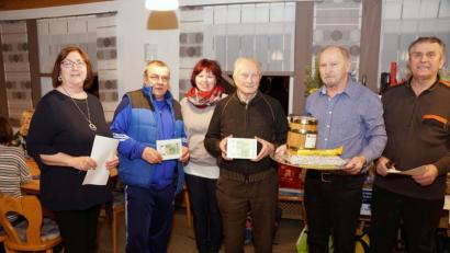 Bild: bkr
Ingrid Dietl (von links), Richard Dürmann, Susi Busch, Josef Pittner, Klaus Münch und Wolfgang Veigl beim Kötzersdorfer Preisschafkopf.