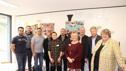 Bild: flt
Leiterin Stephanie Siegert (Vierte von rechts) und Elternbeiratsvorsitzender Stefan Bauernfeind (Zweiter von links) konnten unter anderem Bürgermeister Lothar Müller (Zweiter von rechts), 3 Bürgermeisterin Susanne Bittner (rechts) und Pfarrer Thomas Thiermann (Vierter von links) begrüßen. Im Hintergrund sind die Plakate mit der Präsentation verschiedener Projekte.