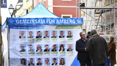 Bild: Petra Hartl
Ein Stimmenkönig bei der Arbeit: Zweiter Bürgermeister Martin Preuß warb auch am CSU-Infostand auf der Krambrücke um die Wählergunst – offenbar nicht vergeblich.