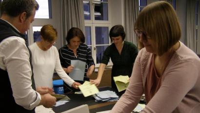 Bild: pz
Am Tag danach ging Arbeit für die Wahlhelfer weiter: Die Zettel mit den Stimmen für die Wahl der Kreistagsmitglieder waren am Sonntagabend (Bild) vorsortiert und wieder in separate Urnen zurückgeworfen worden. Am Montag folgte dann die Auszählung.