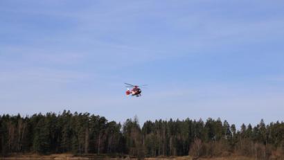 Bild: rw
Beim Liebensteiner Speicher bei Plößberg suchten am Montag und Dienstag viele Rettungskräfte nach einer vermissten Frau. Bei der Suche waren Wasserwacht, DLRG, Hubschrauber, Drohnen und mehrere Suchhunde im Einsatz. Polizeitaucher aus Nürnberg fanden die Vermisste am Dienstag leblos im Speichersee und bargen den Leichnam.