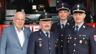 Bild: dob
Ehrenkommandant Günter Sommer (Zweiter von links) kann nun aus Altersgründen nicht mehr im aktiven Dienst der Feuerwehr tätig sein. Er hat sich ein Leben lang für die Organisation eingebracht. Stadtkommandant Mario Dobmayer und stellvertretender Feuerwehrvorsitzender Jonas Dobmayer (Zweiter von rechts) sowie dritter Bürgermeister Johann Gollwitzer (links) würdigten die Verdienste des Vohenstraußers. Außerdem wurde Sommer noch zum Hauptbrandmeister befördert..