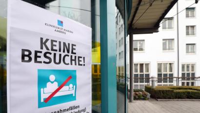 Bild: Wolfgang Steinbacher
Das Klinikum lässt Besucher nur noch in Ausnahmenfällen rein. Die Verantwortlichen reagieren mit dieser und weiteren Maßnahmen auf die Coronapandemie.