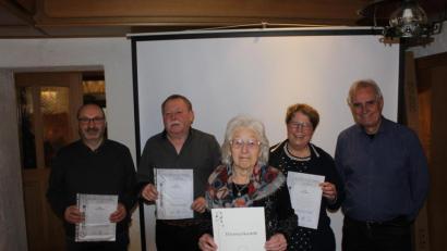 Bild: soj
Bild zeigt die Geehrten:
Vli. Theo Schiener, Bernd Petter, Erika Lindner, Vorsitzende Inge Geißler, Bürgermeister Manfred Kratzer