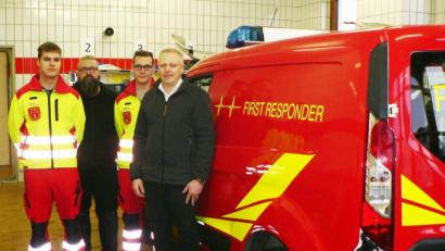 Bild: lep
Bei der Stippvisite überreicht Bürgermeister Jürgen Kürzinger (von rechts) „Süßes“ als Nervennahrung an Kevin und Justin (links) Goss und dankt der „First-Responder"-Gruppe für ihr Engagement. Die Miglieder widmeten sich aufopferungsvoll ihrer Aufgabe und sorgten so „für ein Stück mehr Sicherheit“ in der Gemeinde.