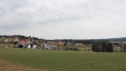 Bild: pi
Ein Blick in Richtung Neudorf mit der Grundschule der jetzigen Gemeinde Georgenberg (hinten, links).