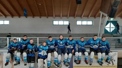 Bild: exb
Eine Auswahl von Weidener Schülern hat in Amberg am Schönwerth-Pokal für Eishockey teilgenommen und den zweiten Platz erreicht.