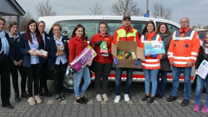 Bild: jr
BRK-Mitglieder, Mitarbeiter von Aldi und Netto sowie weitere Helfer trafen sich am Mittwoch, um für einen Lieferservice für Senioren zu werben, der ab sofort angeboten wird. Im Bild (von links) Regional-Verkaufsleiterin Andrea Franke, Lea Hilgarth, Nadine Eibl, Claudia Fehr und Marktleiterin Birgit Renner (alle Aldi), Lena Siller und Sandra Grünauer (beide Netto), Andreas Kraus, Julia Tietze (beide BRK), Christiane Bleistein (Seniorenbüro), BRK-Bereitschaftsleiter Robert Hoyer und Christin Schmid.