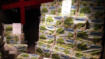 Bild: Walter Widmann/exb
Umstrittene Auslage. Tobias Sonna unterschätzte die Wirkung seiner Werbeaktion.