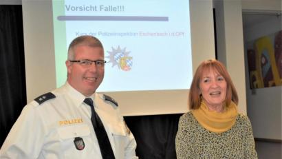 Bild: rgr
Polizeioberkommissar Martin Behrendt klärt in der Aula der Grund- und Mittelschule über Trickbetrug auf. Konrektorin Ruth Seitz dankt ihm für seinen Vortrag.