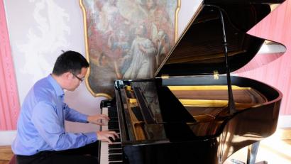 Bild: do
Musik kann zwischen Menschen Verbindungen entstehen lassen, aber auch zwischen Orten und Zeitepochen. Solche musikalischen "Bindestriche" vereint Pianist Yuuki Oba bei seinem Konzert im Musiksaal des Klosters.