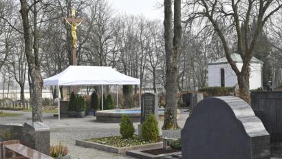 Bild: Petra Hartl
Seit Mittwoch ersetzt ein Pavillon auf dem Stadtfriedhof die geschlossene Leichen- und Aussegnungshalle.