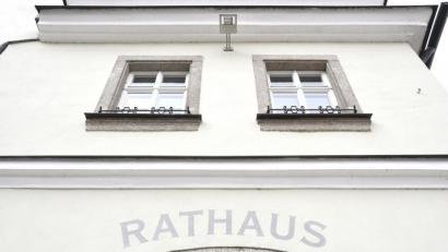 Bild: Petra Hartl
Den Neustädtern bleibt im Moment beim Rathaus nur ein Blick auf die Fassade. In den Büros arbeitet die Verwaltung trotz Coronakrise weiter. Der Publikumsverkehr ist allerdings auf ein Minimum reduziert und nur nach telefonischer Vereinbarung möglich.