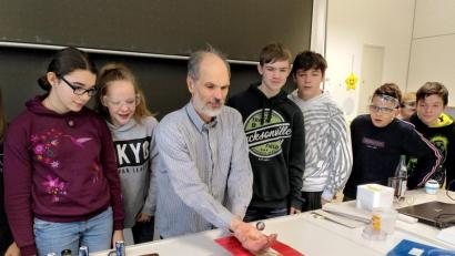 Bild: jzk
„Das ist keine Hexerei, sondern beruht auf physikalischen Gesetzen“, erklärte Lay Kublenz den Achtklässlern bei seiner Magnetismus-Show.