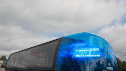 Bild: Armin Weigel
Ein Blaulicht leuchtet an einem Streifenwagen. Foto: Armin Weigel/dpa/Symbolbild