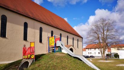 Bild: Thomas Dobler 
Der Spielplatz hinter der katholischen Kirche wird abgebaut, dort entsteht eine Streuobstwiese.