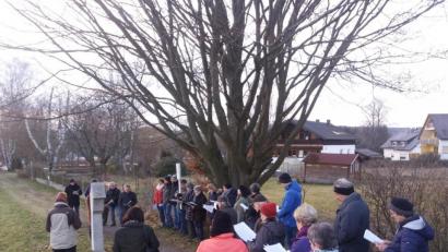 Bild: mmj
An jeder Station entlang des Kreuzwegs beteten die Teilnehmer und erinnerten so an das Leiden und Sterben Jesu Christi.