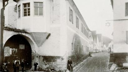 Bild: Archiv Markt Schmidmühlen
Im ehemaligen Gasthaus Goldener Anker waren nach der Befreiung Teilnehmer des Todesmarsches untergebracht. Viele überlebten aber nicht.