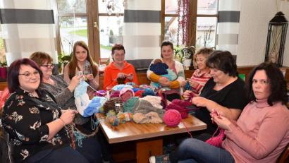 Bild: fjo
Strickerinnen aus allen Generationen nutzen die Schalaktion zu Plausch und Geselligkeit am Samstagnachmittag.