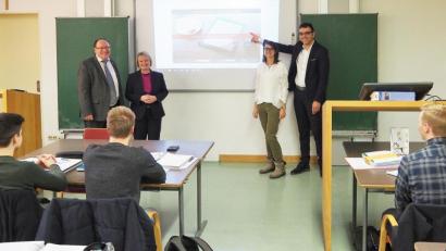 Bild: Bühner
Vor gut einem Jahr wurde der Bankfachklasse der Europaberufsschule der geplante Fachraum für integrierte Kommunikation vorgestellt. Dabei waren (von links) Berufsschulleiter Josef Weilhammer, Martina Birner von der Sparkasse Oberpfalz Nord, Studienrätin Nadine Kaffenberger und Studiendirektor Michael Bäumler.