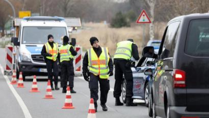 Bild: Bernd Wüstneck/dpa
Ausnahmezustand auch für die Polizei: An einer Zufahrtsstraße zur Ostseehalbinsel Fischland-Darß-Zingst kontrolliert die Polizei, ob die Fahrzeuge die Berechtigung zum Befahren des Gebiets haben. Alle norddeutschen Küstenländer haben den Tourismus wegen der Ausbreitung des Coronavirus stark eingeschränkt.