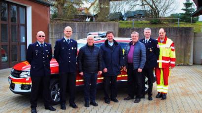 Bild: wku
Gute Fahrt für die First Responder im neuen Dienstwagen erhoffen (von links) Wolfgang Platzer, Hermann Rumpler, die Pfarrer Konrad Schornbaum und Hans Zeltsperger, Bürgermeister Hans Koch, Hans-Jürgen Pirner und Marco Specht.