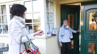Symbolbild: dpa/Roland Weihrauch
In Schmidgaden werden Bürger vom BRK mit Lebensmittel versorgt. Die Gemeinde hat diesen Service organisiert.