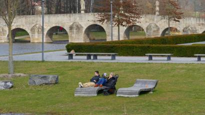 Bild: tr
Im Fischhof-Park wäre das Sonnenbad ohne warme Kleidung ungemütlich.
