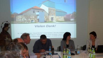 Bild: Portner
CeBB-Leiterin Veronika Hofinger (von rechts) informierte die Stadträte sowie auch Bürgermeisterin Birgit Höcherl und Geschäftsstellenleiter Matthias Jeitner über die Arbeit des Centrum Bavaria Bohemia.