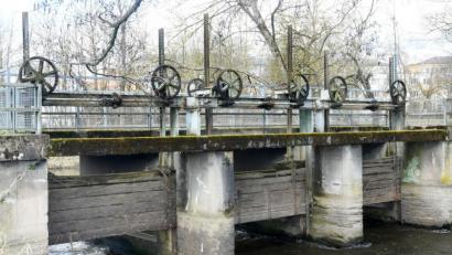 Bild: Gabi Schönberger
Die Waldnaabbrücke westlich des Stadtbades muss dringend saniert werden. Dabei könnt mit einem relativ geringen "Aufschlag" auch die Traglast erhöht werden, so dass auch der geplante Wohnmobilstellplatz realisierbar würde.
