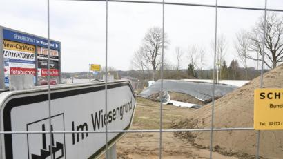 Bild: Petra Hartl
Der Tankstellenneubau an der Tirschenreuther Straße an der Einmündung zum Industriegebiet "Im Wiesengrund" hat begonnen.