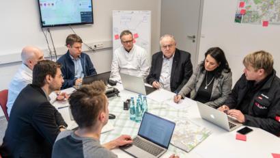 Bild: Georg Neumann/exb
Die Task-Force Coronahilfe Weiden unter der Leitung von Benjamin Zeitler (Vierter von links) tagte am Montag das erste Mal.