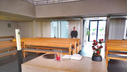 Bild: Thomas Dobler
Auch wenn keine Gottesdienste mehr gefeiert werden, so sorgen Diakon Jürgen Weich (im Hintergrund) und andere doch dafür, dass die evangelische Erlöserkirche, die mitten in der Stadt Schwandorf liegt, möglichst häufig geöffnet ist und als Raum für Gebet und Andacht zur Verfügung steht.