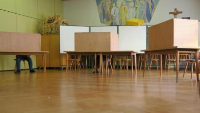 Bild: Hirsch
Die Wahlkabinen blieben bei der Kreistagswahl lange unbesetzt. Grund ist neben der verbesserungsfähigen Wahlbeteilung (63,4 Prozent) der Briefwahlanteil von etwa zwei Dritteln.