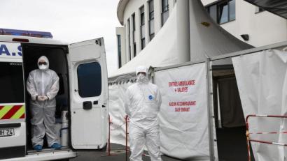 Bild: Stéphane Klein/Sud Ouest
Weiße Plastikzelte vor der Notaufnahme des Krankenhauses in Périgueux: Dort nehmen Ärzte und Pflegekräfte inzwischen Patienten in Empfang, bei denen der Verdacht auf Covid-19 besteht. „Es gibt aktuell drei schwerwiegende Fälle, die im Krankenhaus von Périgueux behandelt werden“, sagt Hervé Chassain, Journalist der in der Partnerstadt ansässigen Tageszeitung Sud Ouest.