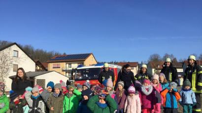 Bild: do
Feuer und Flamme sind die Mädchen und Buben des Kindergartens beim Tag der Brandschutzerziehung mit der Feuerwehr Speinshart in und vor der Einrichtung.