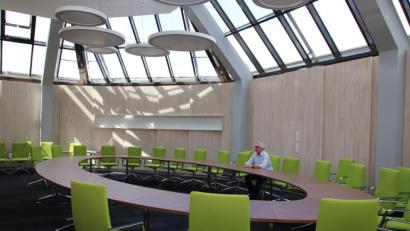 Bild: Thomas Dobler
Leere Stühle im Schwarzenfelder Ratssaal. Die Sitzung des Marktrates am Dienstag wurde kurzfristig abgesagt.