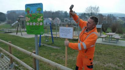 Bild: Portner
Bauhofchef Hubert Hammerer bringt am städtischen Spielplatz im Pfälzer Weg die Hinweistafel zur Sperrung zwecks Coronavirus an.