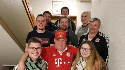 Bild: rdh
Eine neue Führungsmannschaft hat der FC Bayern-Fanclub schon in der vergangenen Woche gewählt. Im Bild (vorne von links) Zweiter Vorsitzender Julian Brucker, Erster Vorsitzender Lothar Schicker, Dritte Vorsitzende Nicole Walter sowie (Zweite Reihe von links) Beisitzer Dominik Reiter, Jugendbeauftragter Jörg Schicker, Kassier Alois Spann und (hinten von links) die beiden Beisitzer Florian Heldwein und Markus Walter sowie Schriftführerin Melanie Knödlseder